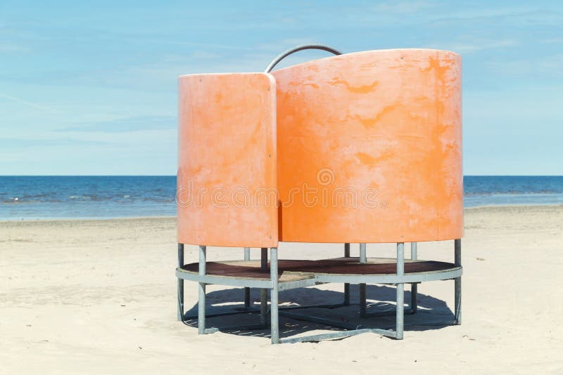 changing cubicles on the beach Ansichtskarte Umkleidewagen am Strand 