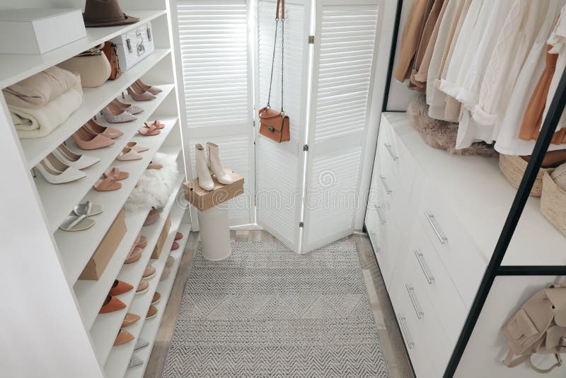 Dressing intérieur avec porte-vêtements et collection de chaussures design au-dessus de la vue photo stock