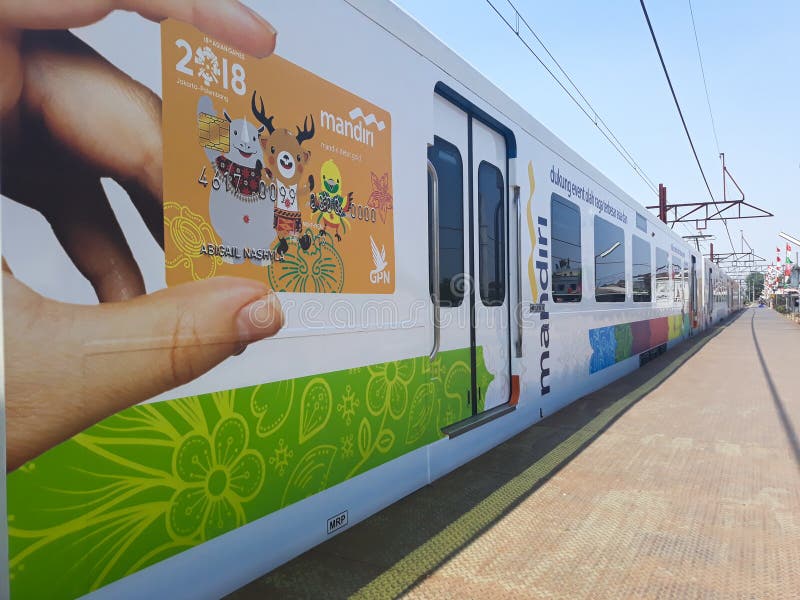 Drev på den Bekasi järnvägsstationen arkivfoto Drev på den Bekasi järnvägsstationen arkivfoto