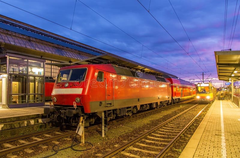 Drev på den Karlsruhe centralstationen arkivbild Drev på den Karlsruhe centralstationen arkivbild