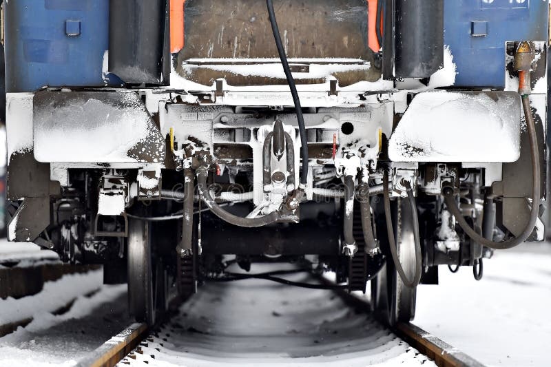 Drevvagnen fungera som buffert och sammanlänkningar som frysas i vinter arkivbilder Drevvagnen fungera som buffert och sammanlänkningar som frysas i vinter arkivbilder