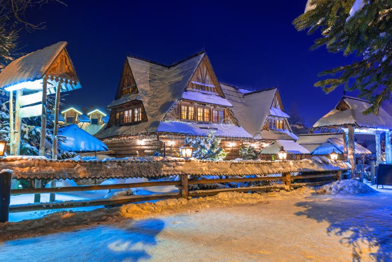 Drewniana architektura Zakopane przy śnieżną nocą obrazy stock Drewniana architektura Zakopane przy śnieżną nocą obrazy stock
