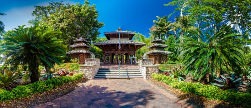 Drewniana Nepalska pagoda w południe Deponuje pieniądze Parklands, Brisbane obraz royalty free Drewniana Nepalska pagoda w południe Deponuje pieniądze Parklands, Brisbane obraz royalty free