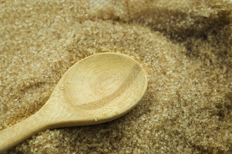 Drewniana łyżeczka na tle tekstury cukru trzcinowego brązowego Surowe naturalne, organiczne zdjęcie stock