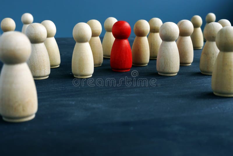 Drewniane postacie i jeden czerwona postać biały różnymi dyskietkami jest tłumy na stanowisko