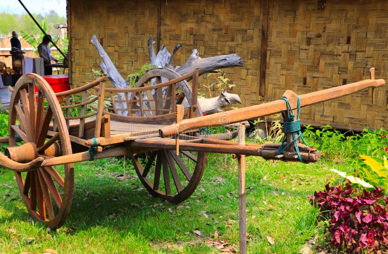 Drewnianego rocznika fury wołowy oxcart wystawia outdoors przy kulturalną parkową łąką zdjęcia stock Drewnianego rocznika fury wołowy oxcart wystawia outdoors przy kulturalną parkową łąką zdjęcia stock