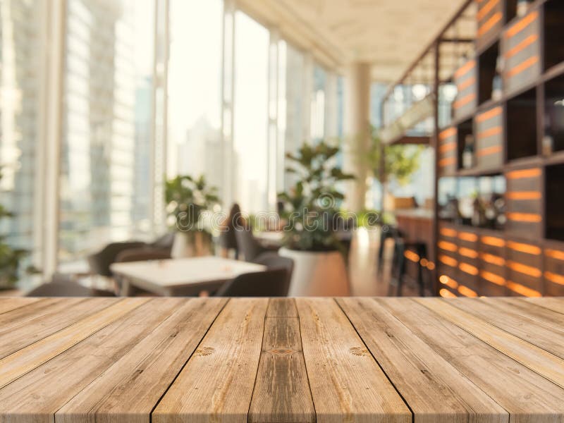 Drewnianej deski pusty stołowy wierzchołek dalej zamazany tło Perspektywiczny brown drewno stół nad plamą w sklep z kawą tle