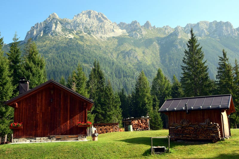 Drewniani halni domy, Cadore w Dolomit górach, Włochy obraz stock Drewniani halni domy, Cadore w Dolomit górach, Włochy obraz stock