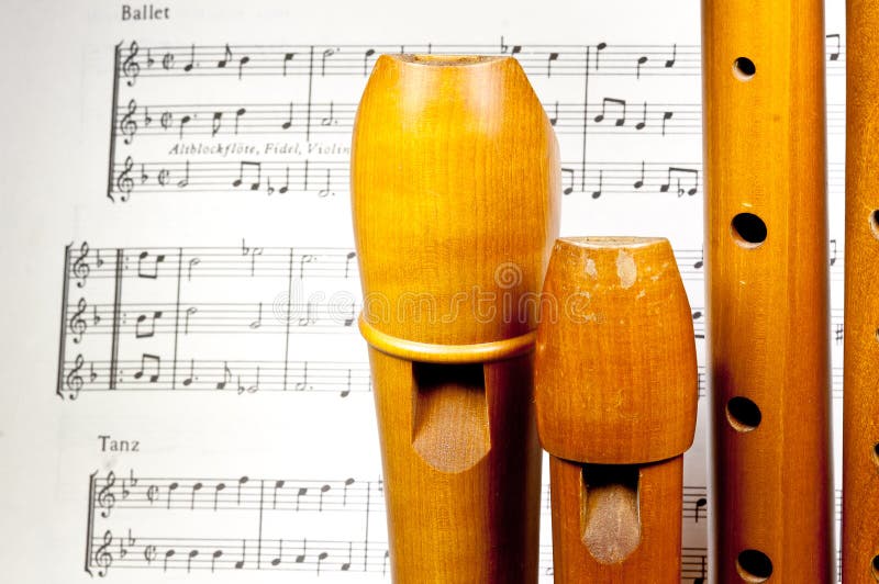 Drewniani treble pisaki z szkotową muzyką zdjęcia stock Drewniani treble pisaki z szkotową muzyką zdjęcia stock