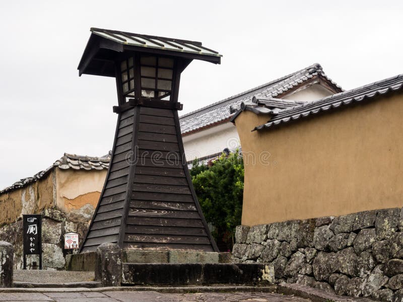 Drewniany basztowy lampion w historycznym grodowym miasteczku Kitsuki, Oita prefektura zdjęcia stock Drewniany basztowy lampion w historycznym grodowym miasteczku Kitsuki, Oita prefektura zdjęcia stock