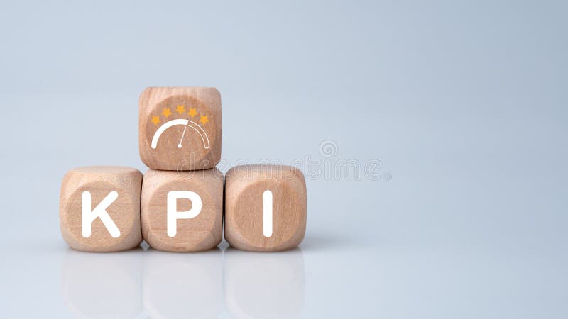 Drewniany blok sześcienny z krótkim wskaźnikiem kpi umożliwiający uzyskanie kluczowych wskaźników wydajności na białym tle. osiągi fotografia stock