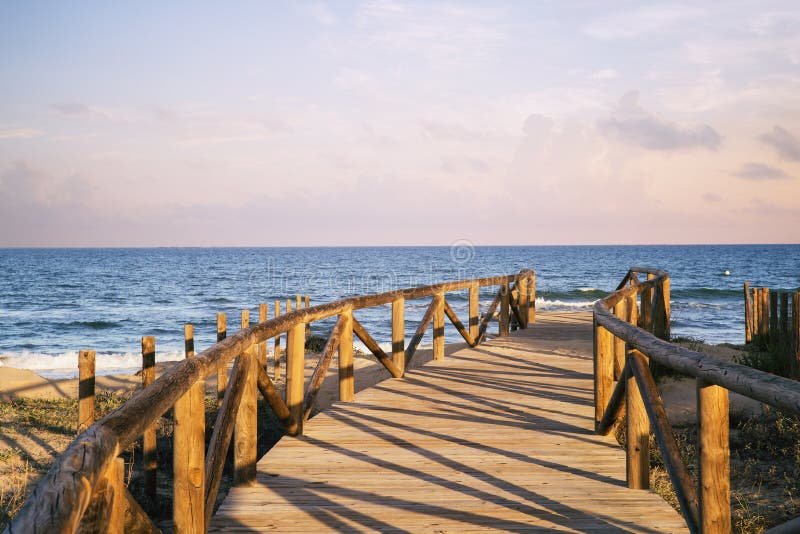 Drewniany dostęp plaża na piasek diunach zdjęcia stock Drewniany dostęp plaża na piasek diunach zdjęcia stock