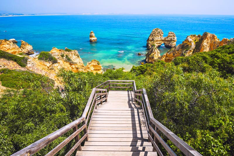 Drewniany footbridge piękny plażowy Praia robi Camilo blisko Lagos w Algarve regionie, Portugalia obrazy royalty free Drewniany footbridge piękny plażowy Praia robi Camilo blisko Lagos w Algarve regionie, Portugalia obrazy royalty free
