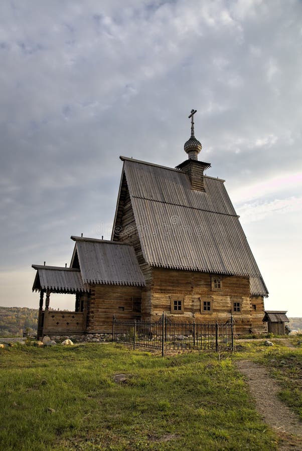 Drewniany kościół Rezurekcyjny na Levitan górze (Voskresenskaya 1699) () Ples zdjęcia stock Drewniany kościół Rezurekcyjny na Levitan górze (Voskresenskaya 1699) () Ples zdjęcia stock