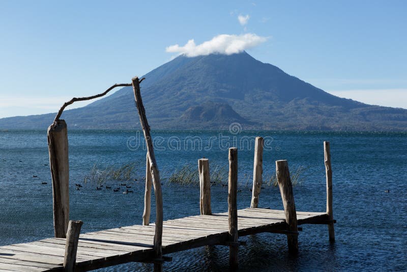 Drewniany molo na jeziornym atitlan Guatemala zdjęcie royalty free Drewniany molo na jeziornym atitlan Guatemala zdjęcie royalty free