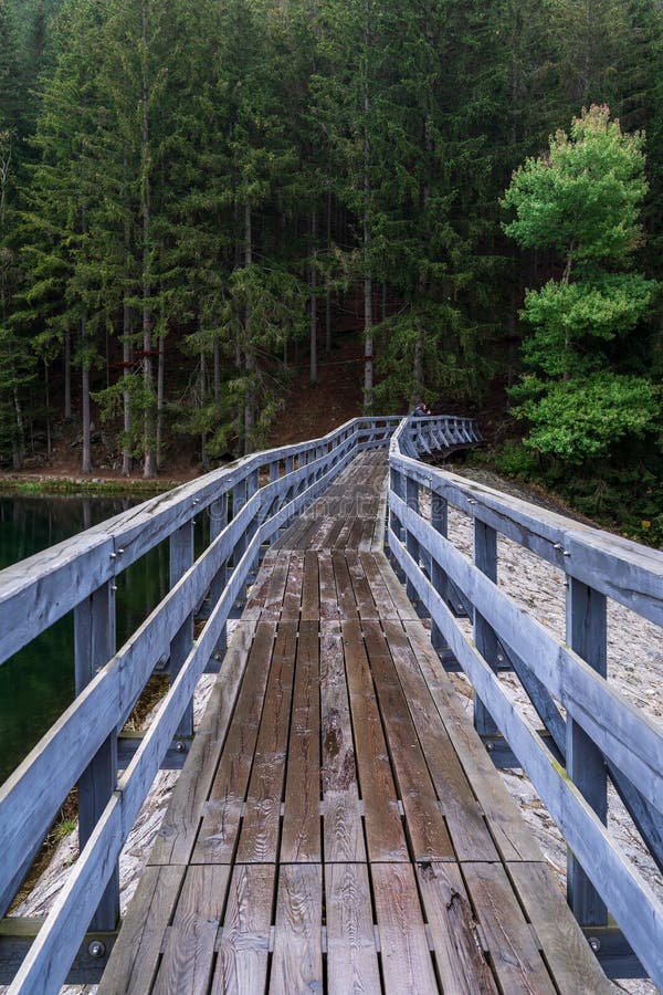 Drewniany most nad rzeką upa w republice czeskiej w pobliżu małego miasteczka pec pod snezkou.