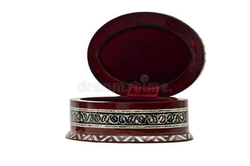 Drewniany pudełko z ornamentami dla biżuterii i bijoux na białym tle obrazy stock Drewniany pudełko z ornamentami dla biżuterii i bijoux na białym tle obrazy stock