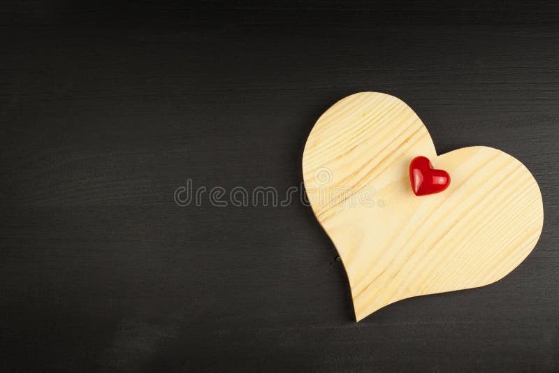 Drewniany serce na czarnym tle Życzenie dla St walentynki ` s dnia miejsce tekst obraz stock Drewniany serce na czarnym tle Życzenie dla St walentynki ` s dnia miejsce tekst obraz stock