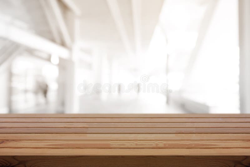 Drewniany sosnowy stół na wierzchołku nad plamy tłem, może być używać egzaminem próbnym up dla montaży produktów pokazy lub proje