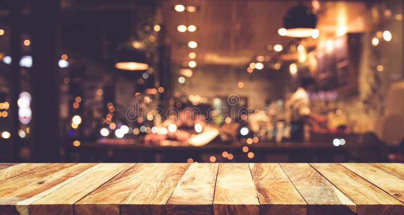 Drewniany stołowego wierzchołka bar z plamy nocy kawiarni tłem