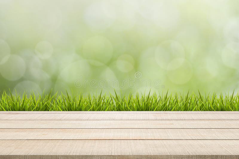 Drewniany stołowy odgórny panel i trawa na zielonym tle obraz stock Drewniany stołowy odgórny panel i trawa na zielonym tle obraz stock