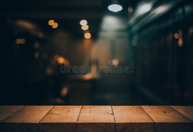 Drewniany stołowy wierzchołek na zamazanym odpierający kawiarnia sklep