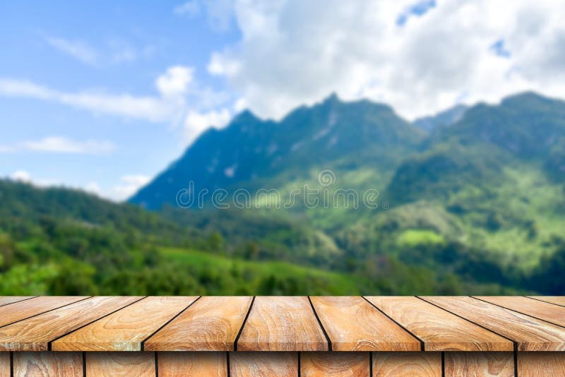 Drewniany stół na pięknej halnej scenerii