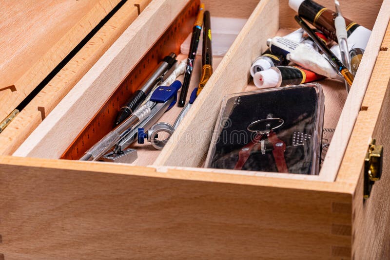 Drewniany toolbox pełno artit narzędzia fotografia stock Drewniany toolbox pełno artit narzędzia fotografia stock