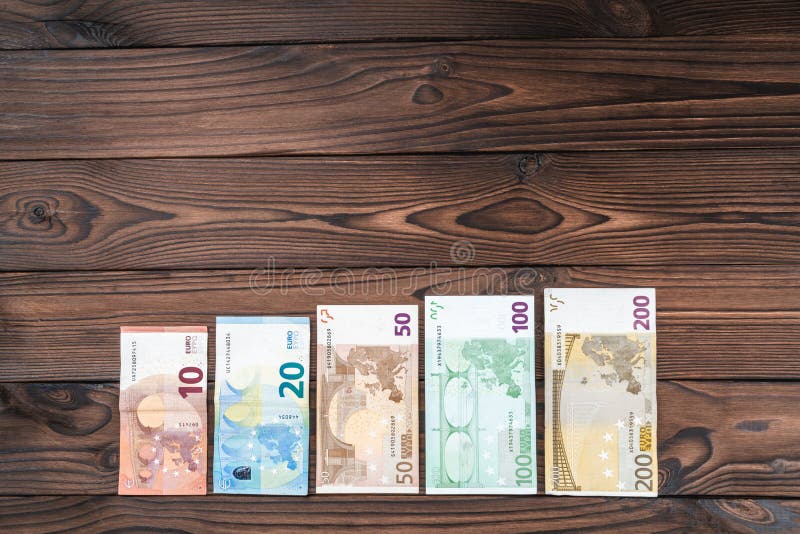 Drewniany tło, pieniądze różna wartość, kroki w kariera przyroscie, pensja na godzinę Odgórny widok zdjęcia stock Drewniany tło, pieniądze różna wartość, kroki w kariera przyroscie, pensja na godzinę Odgórny widok zdjęcia stock