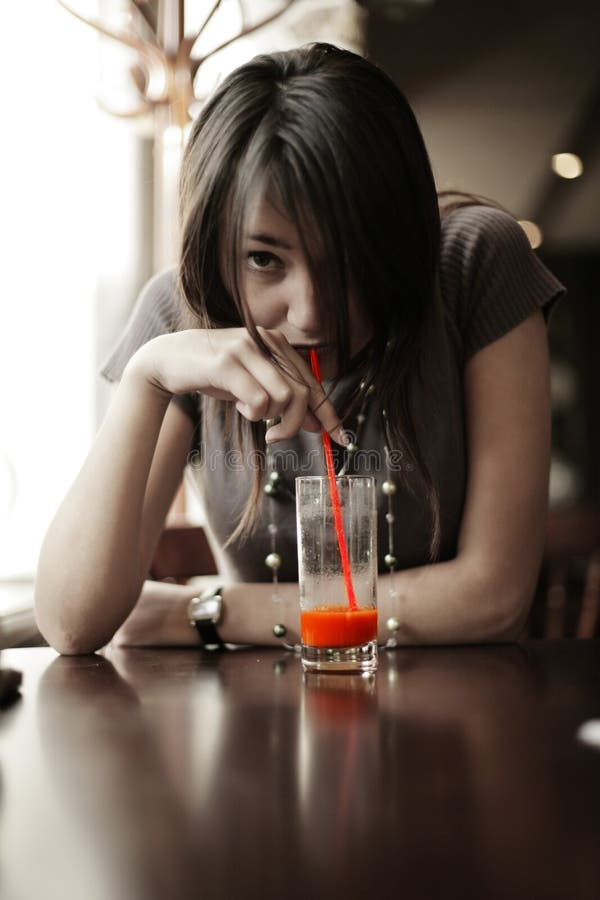dricka fruktsaft royaltyfria bilder dricka fruktsaft royaltyfria bilder