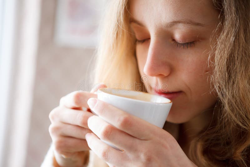 Dricka kaffe för härlig flicka. Kupa av den hoade drycken royaltyfria foton Dricka kaffe för härlig flicka. Kupa av den hoade drycken royaltyfria foton