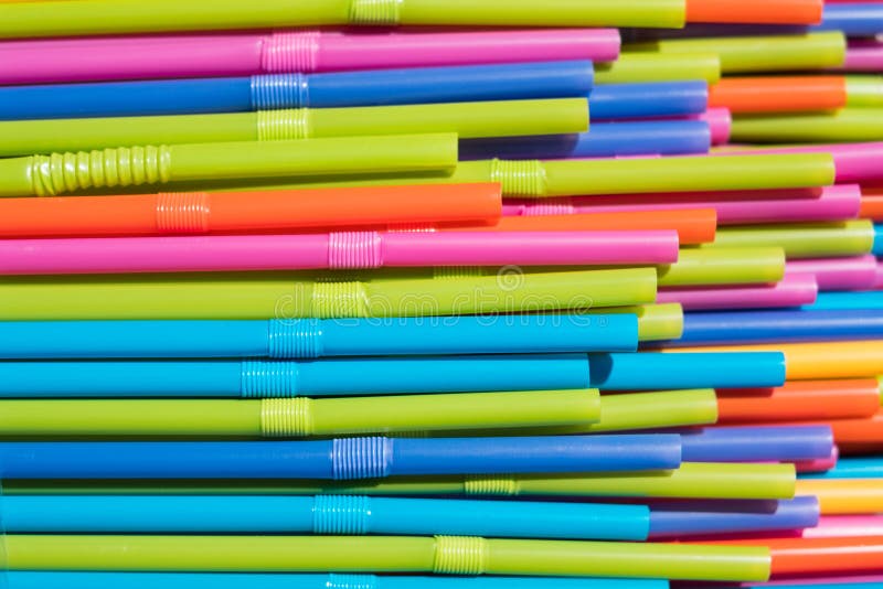 Dricka sugrörcloseupen, färgrik plast- sugrörmakro arkivbild