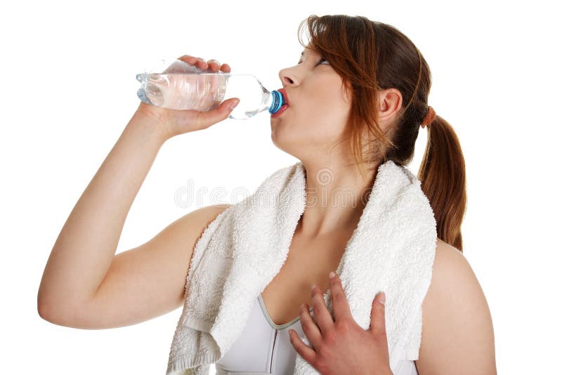 Dricka törstiga unga vattenkvinnor för kondition