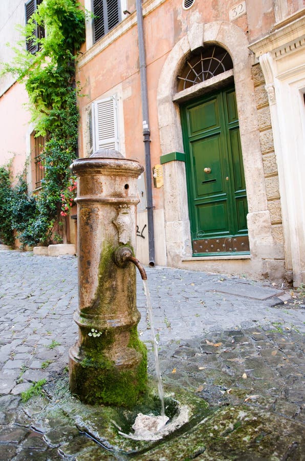 Download Drickbart Springbrunnvatten I Rome Arkivfoto - Bild av förnya, cast: 76700822