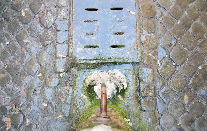 Download Drickbart Springbrunnvatten I Rome Med Kullersten Fotografering för Bildbyråer - Bild av förnya, fritt: 76700975
