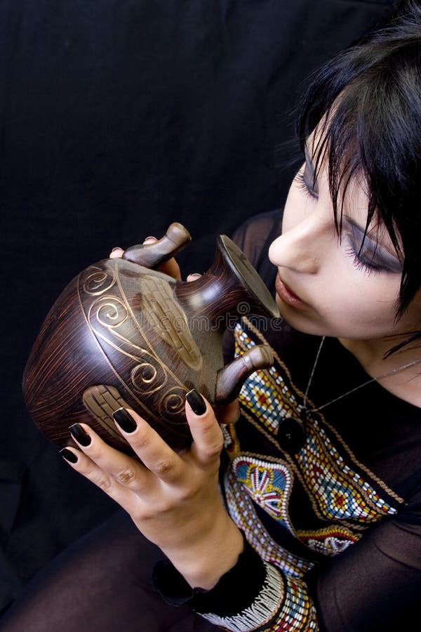 dricker gothskyttelkvinnan arkivbilder dricker gothskyttelkvinnan arkivbilder