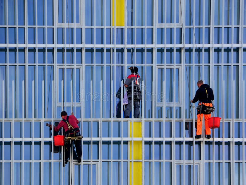 Drie arbeiders die vensters wassen stock foto's Drie arbeiders die vensters wassen stock foto's