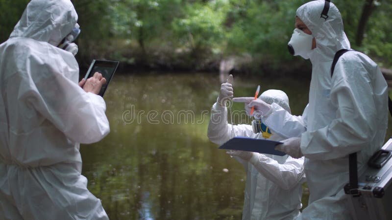 Drie biotechnici die voor verontreinigende stoffen testen