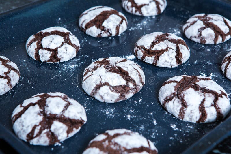 Drie chocoladekoekjes Chocoladekoekjes met rond ingrediënten Bakselcake in landelijke keuken - de ingrediënten van het deegrecept royalty-vrije stock foto's Drie chocoladekoekjes Chocoladekoekjes met rond ingrediënten Bakselcake in landelijke keuken - de ingrediënten van het deegrecept royalty-vrije stock foto's