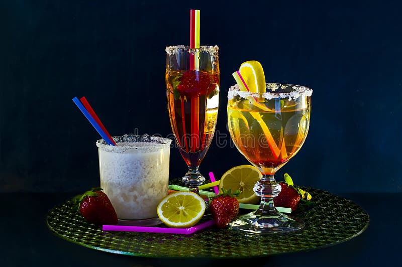 Drie cocktails op een staaf stock afbeeldingen Drie cocktails op een staaf stock afbeeldingen