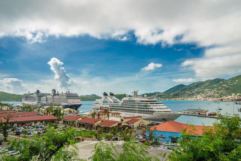 Drie cruiseschepen in de haven van St Thomas, de Maagdelijke Eilanden van de V.S. royalty-vrije stock fotografie Drie cruiseschepen in de haven van St Thomas, de Maagdelijke Eilanden van de V.S. royalty-vrije stock fotografie