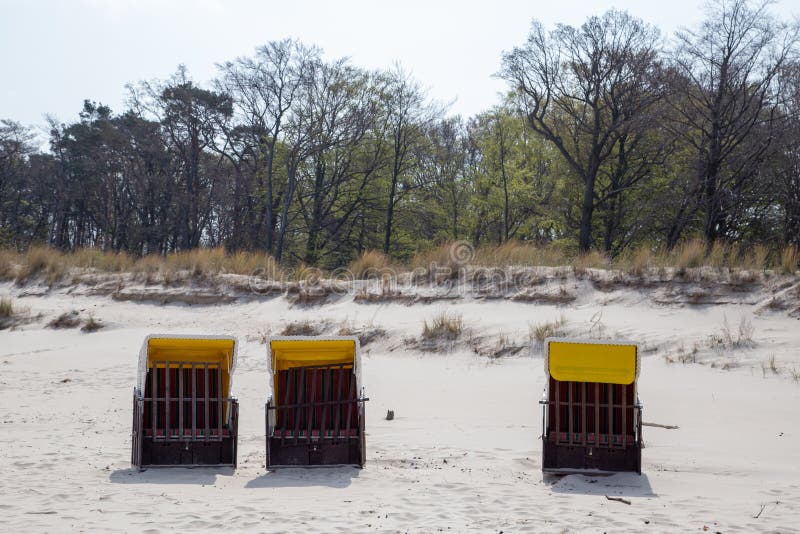 Drie eenzame ligstoelen bij het strand van Zempin op het eiland Usedom royalty-vrije stock foto's Drie eenzame ligstoelen bij het strand van Zempin op het eiland Usedom royalty-vrije stock foto's