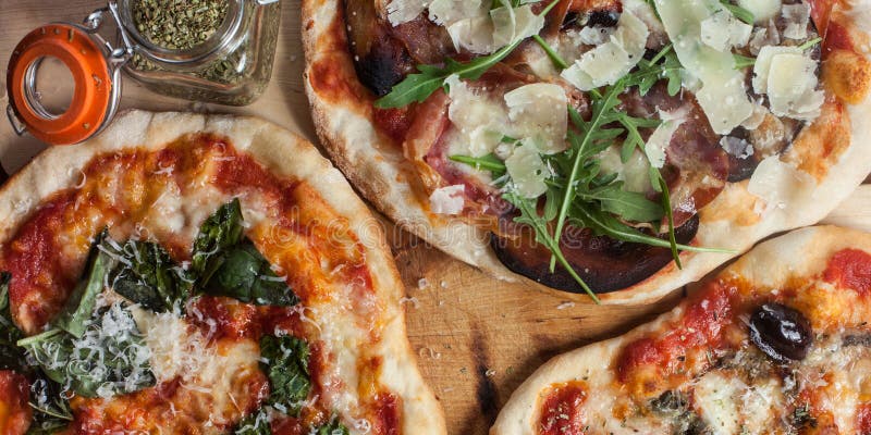 Drie eigengemaakte pizza's stock afbeeldingen Drie eigengemaakte pizza's stock afbeeldingen