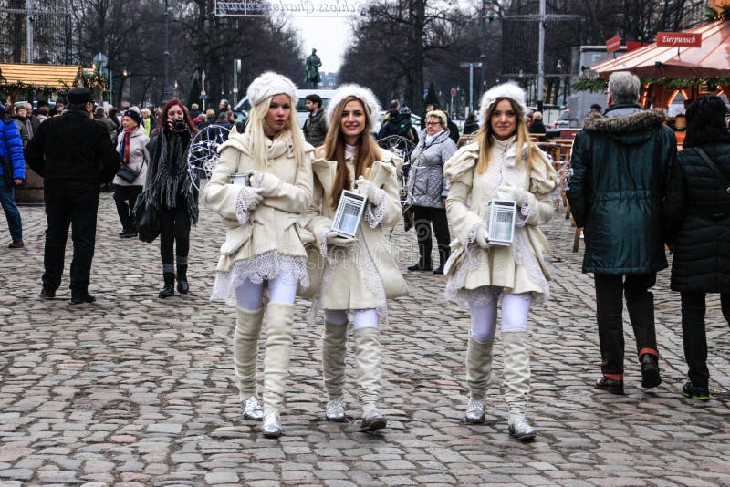 Drie engelen die door de Kerstmismarkt lopen in Berlijn stock foto Drie engelen die door de Kerstmismarkt lopen in Berlijn stock foto