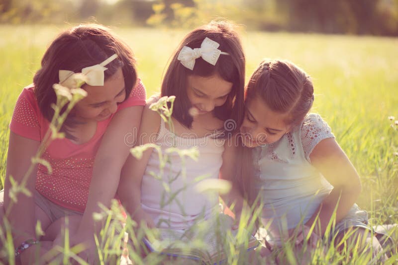 Drie gelukkige tienermeisjes bij park royalty-vrije stock foto's Drie gelukkige tienermeisjes bij park royalty-vrije stock foto's