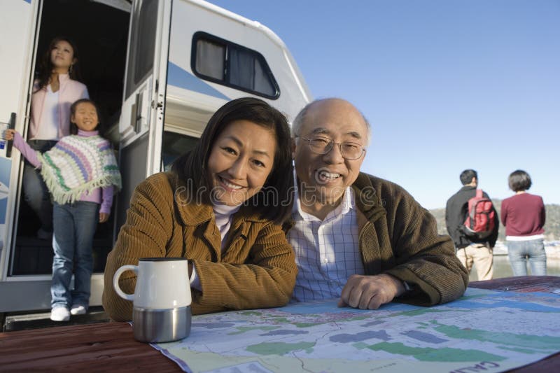 Drie generaties familie buiten een camper stock foto's