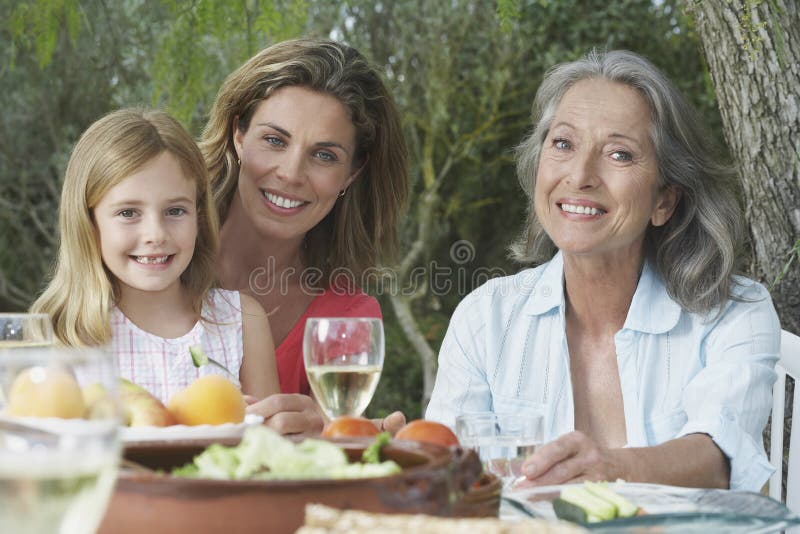 Drie Generaties Familie Aan de Tuintafel royalty-vrije stock fotografie