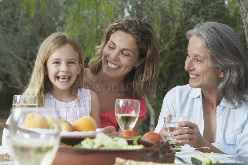 Drie Generaties Familie Aan de Tuintafel stock fotografie