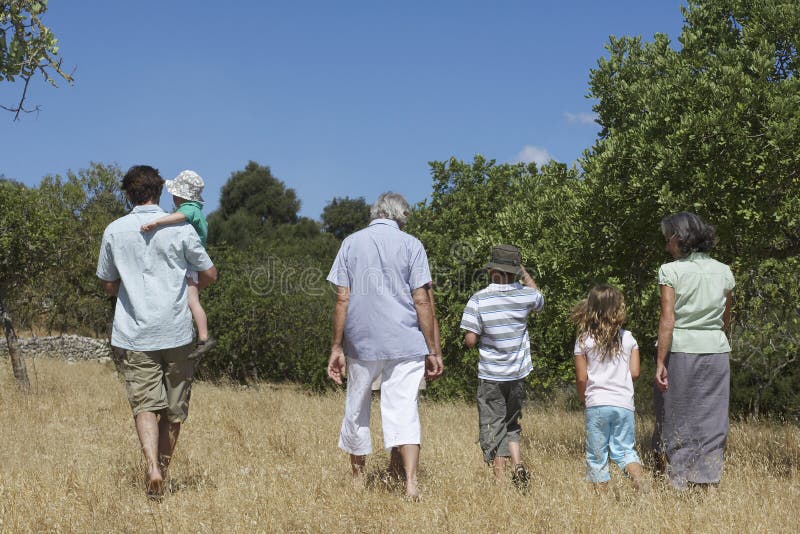 Drie Generatiefamilie die op Gebied lopen royalty-vrije stock foto's