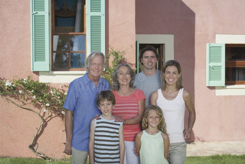 Drie generaties familie voor het huis royalty-vrije stock afbeeldingen